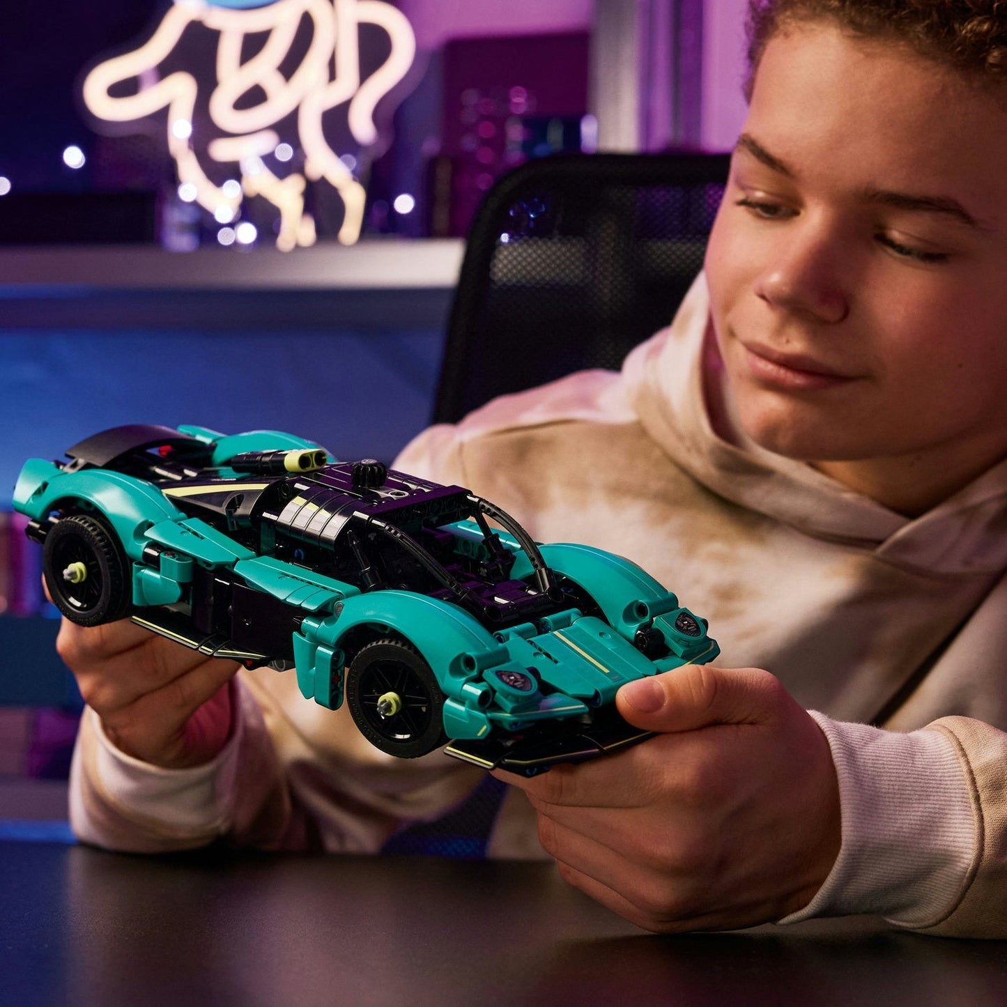 LEGO Technic: Aston Martin Valkyrie 42208