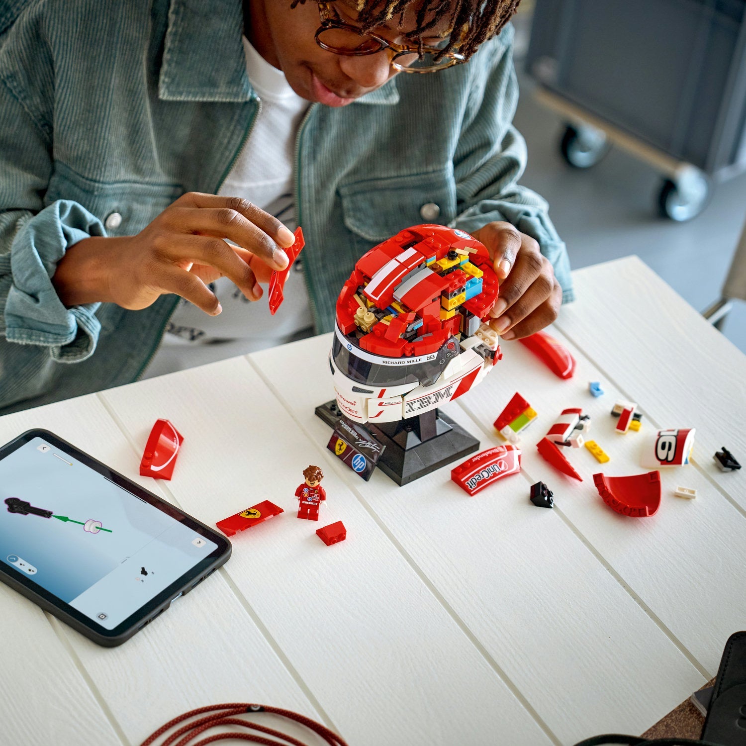 LEGO® Editions Formula 1: Scuderia Ferrari HP Charles Leclerc Helmet
