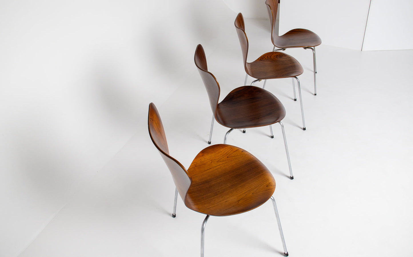 Set of 4 Arne Jacobsen for Fritz Hansen Series 7 Chairs in Rosewood Model 3107