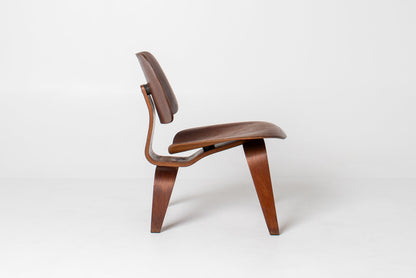 Eames LCW 5-2-5 in Walnut Evans Production