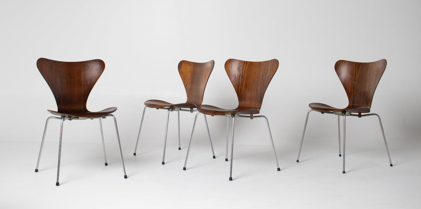 Set of 4 Arne Jacobsen for Fritz Hansen Series 7 Chairs in Rosewood Model 3107