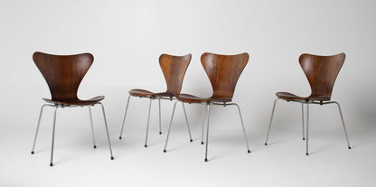 Set of 4 Arne Jacobsen for Fritz Hansen Series 7 Chairs in Rosewood Model 3107