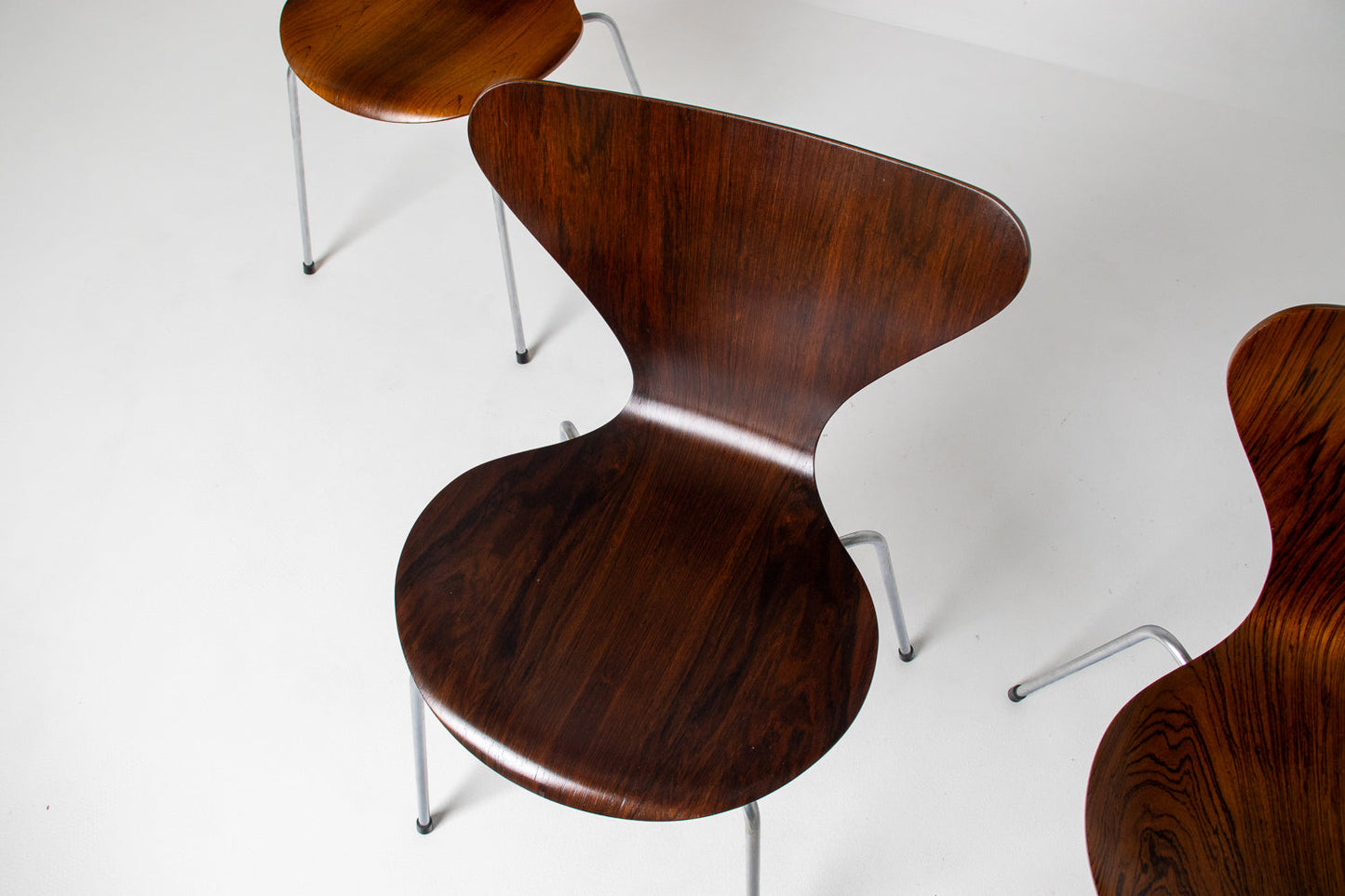 Set of 4 Arne Jacobsen for Fritz Hansen Series 7 Chairs in Rosewood Model 3107