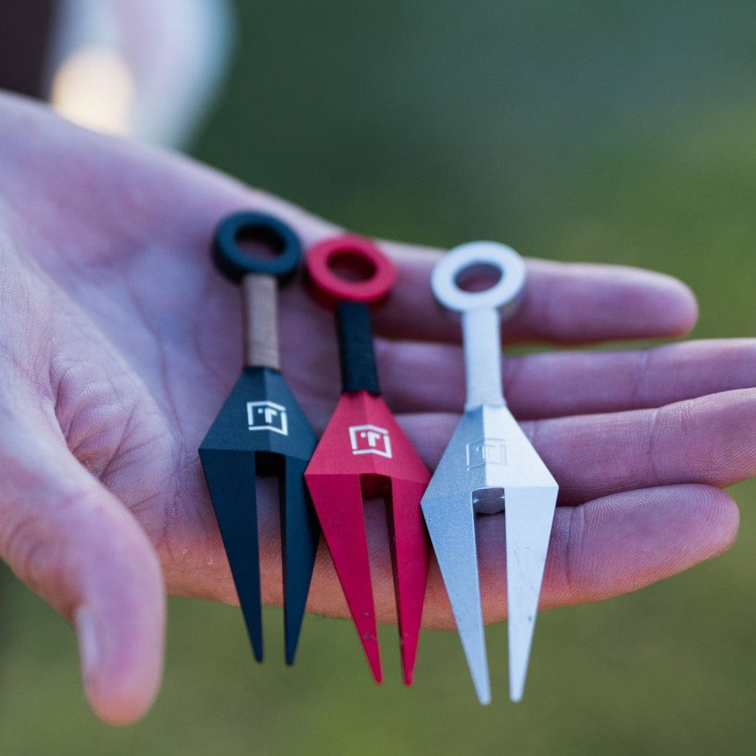 『T』COLOR DEEP 『TAKA』イニシャル ネック Tomo Golf Ninja Kit Divot Tool | Uncrate Supply