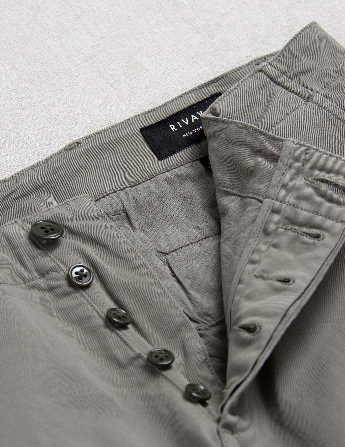 Series Chino in Warm Grey