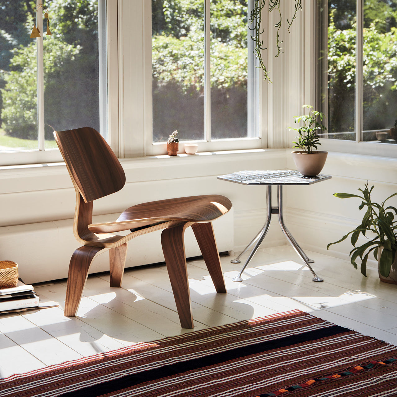 Eames Lounge Chair aus geformtem Sperrholz mit Holzgestell