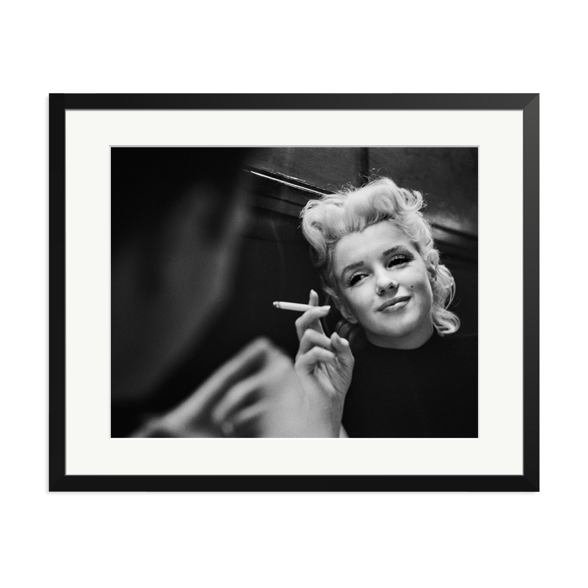 Marilyn Relaxes in a Restaurant Black XL