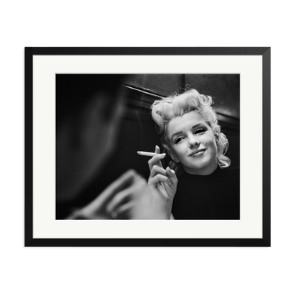 Marilyn Relaxes in a Restaurant Black XL
