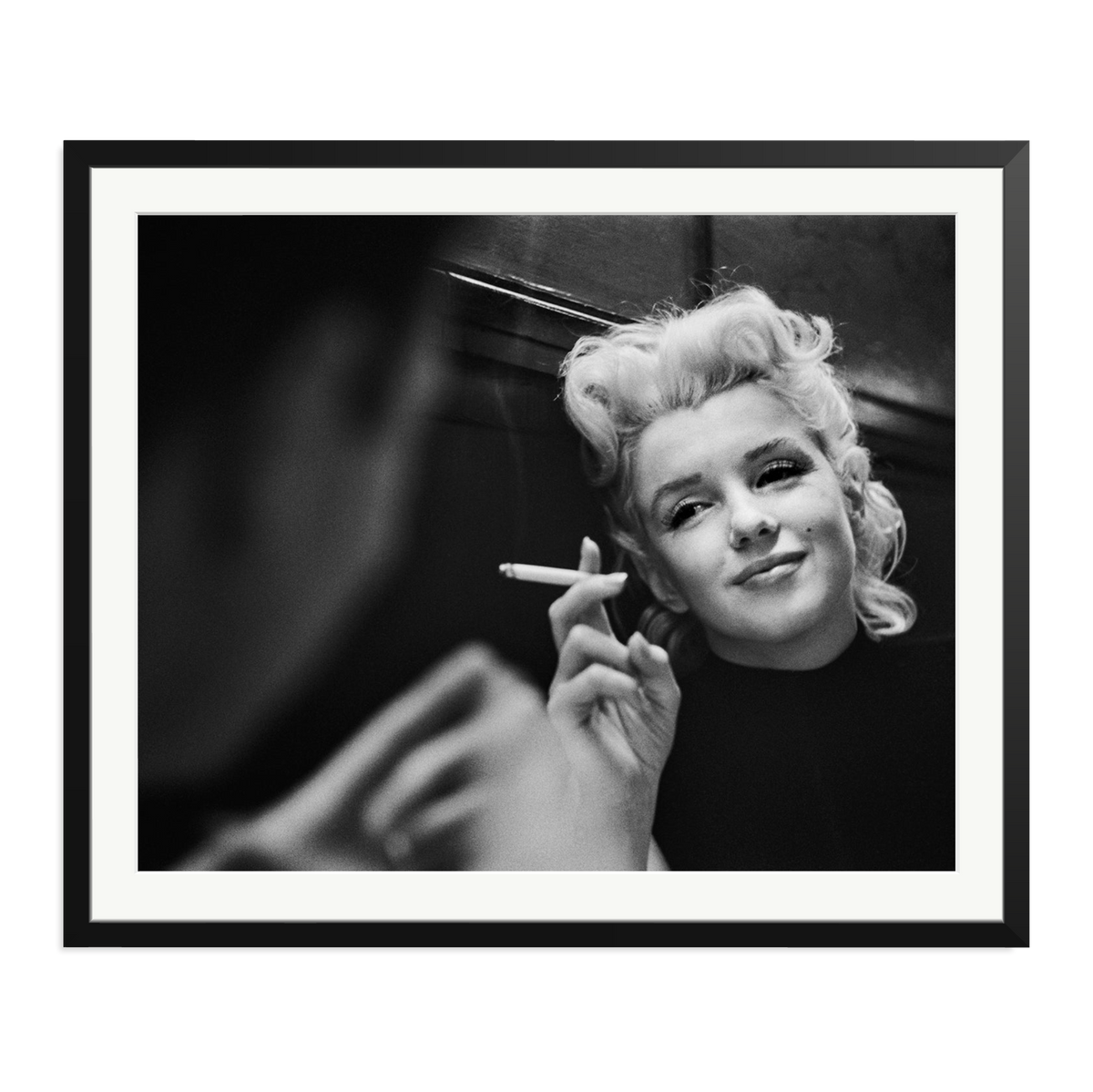 Marilyn Relaxes in a Restaurant Black XXL