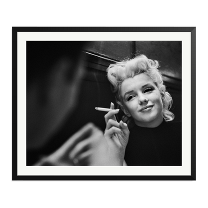 Marilyn Relaxes in a Restaurant Black XXL