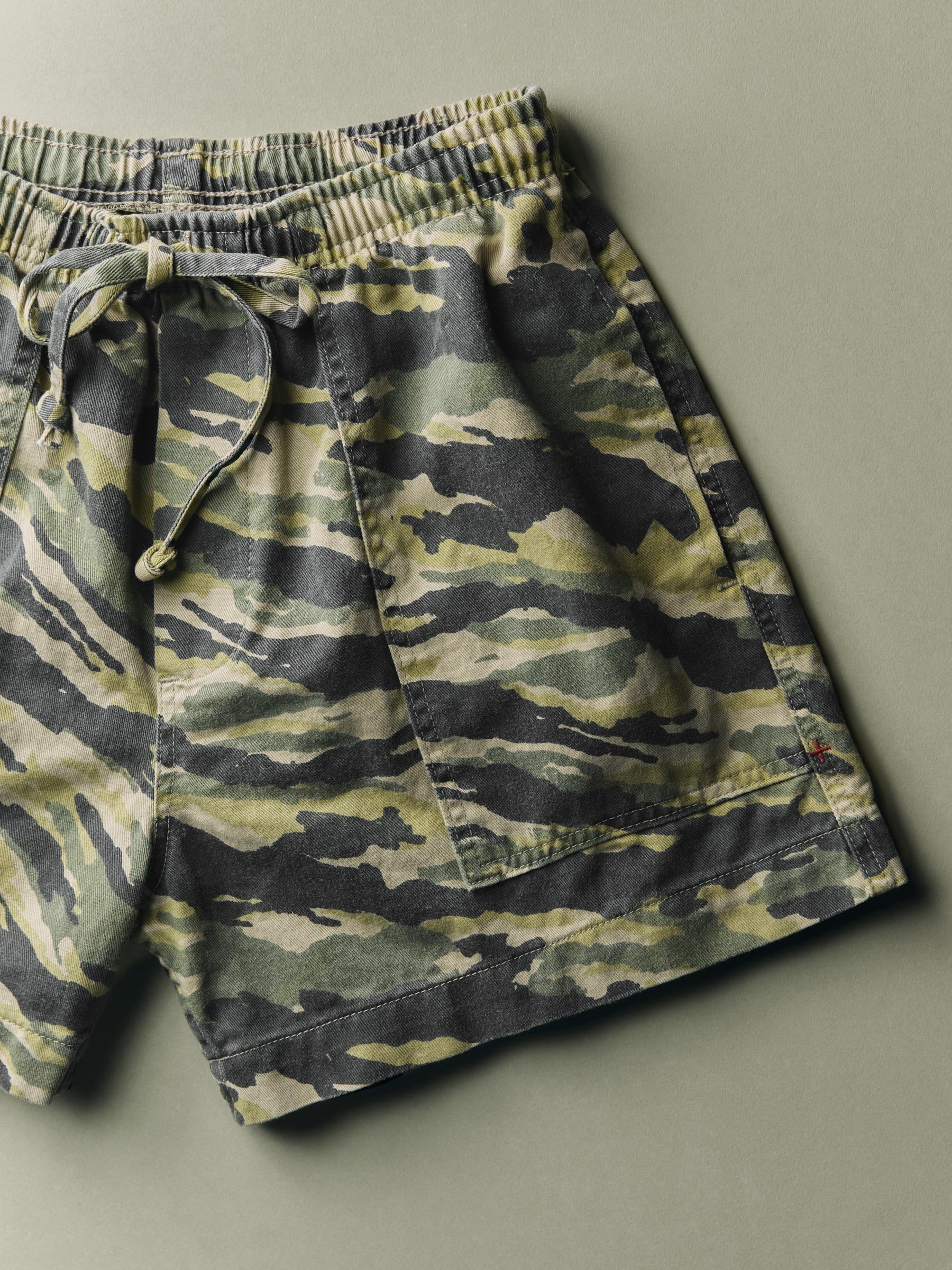 imogene + willie the lounge short in brushstroke camo