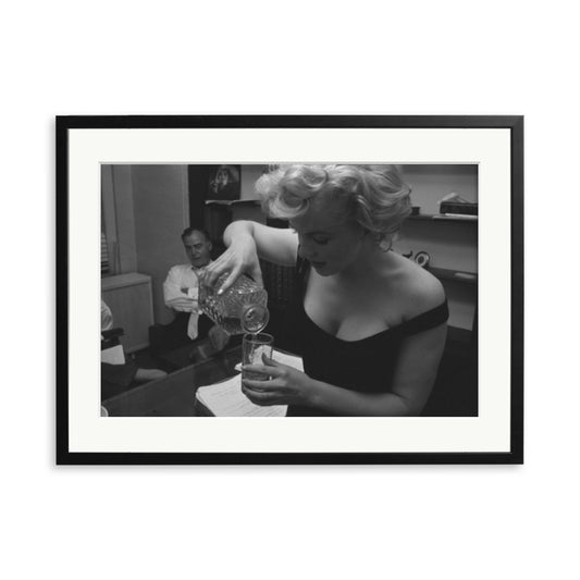 Marilyn Monroe gießt einen Drink ein, gerahmter Druck